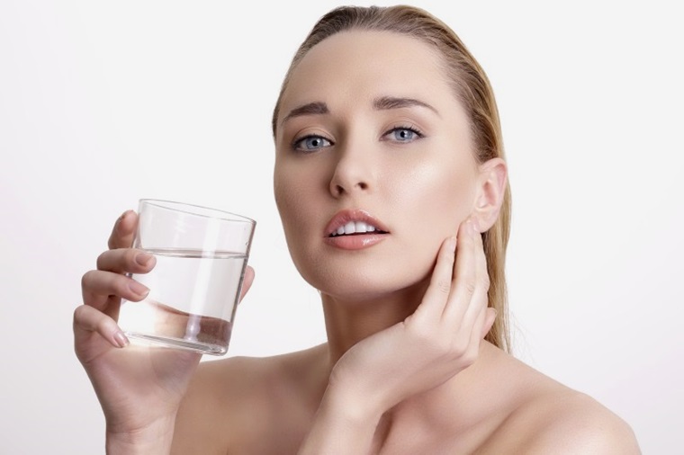 Uống đủ nước và bổ sung chế độ dinh dưỡng phù hợp sẽ giúp da và nách trở nên láng mịn hơn